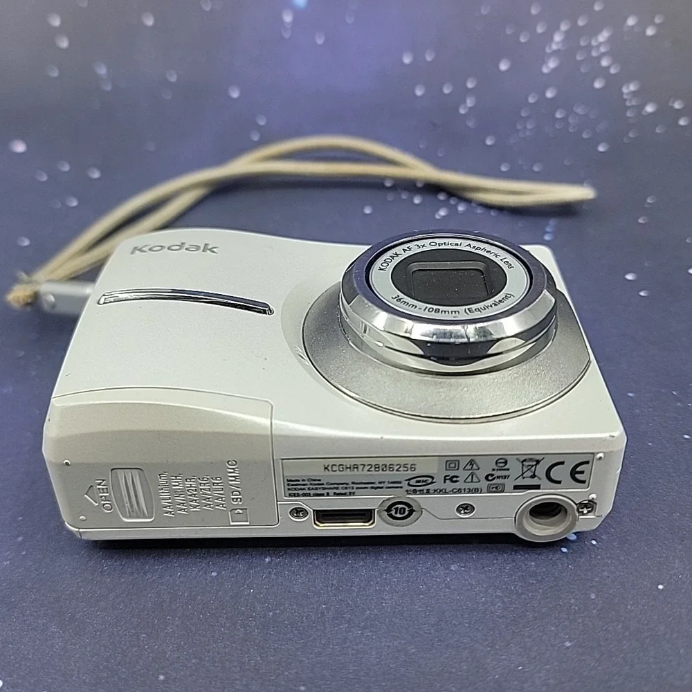 Kodak EasyShare C613 White Silver‎ Digital Camera 3X Zoom 6.2MP TESTED W/ ISSUES